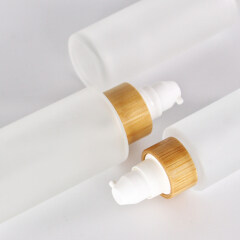 Flat shoulder clear frosted glass pump bottle for serum perfume with bamboo collar
