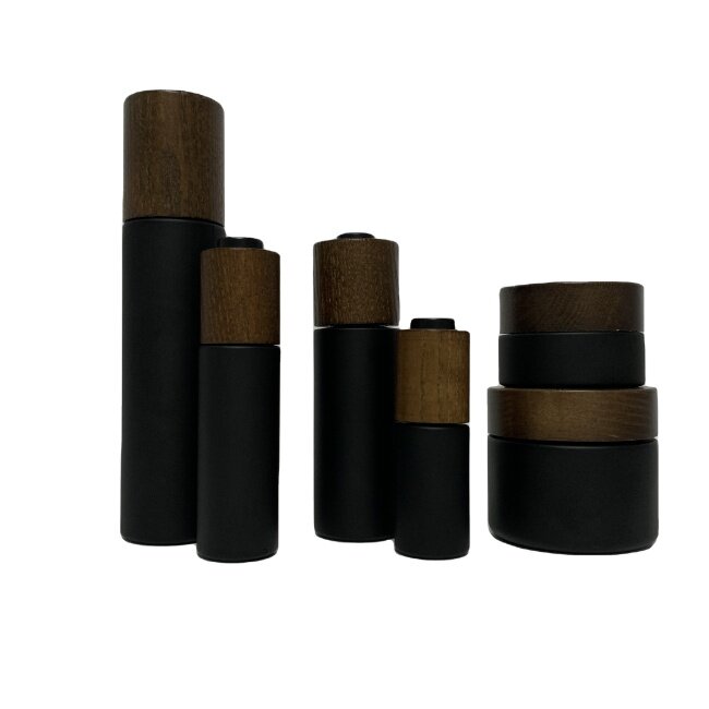 Umweltfreundliche Eschenholzkappe oder Tropfkragen für Kosmetikverpackungen aus schwarzem Glas