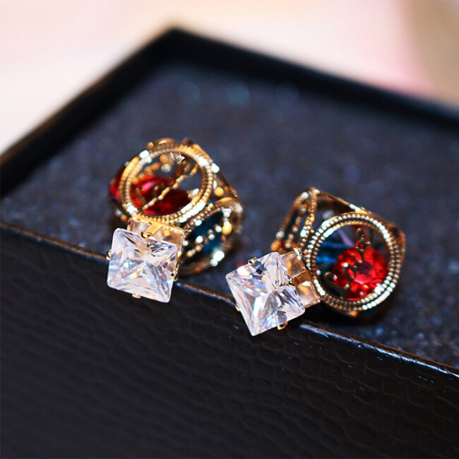 Women Artificial Diamond Cube Casual Stud Earring with Koeran Style