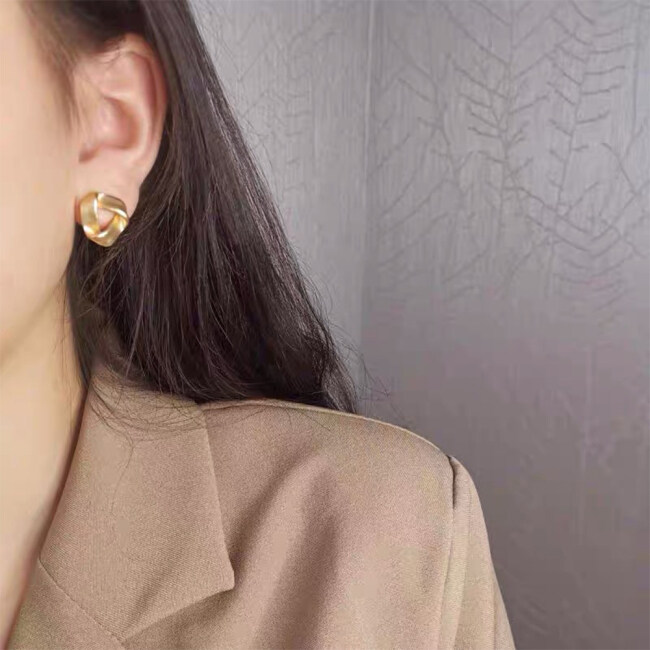 Women Vintage Metal Casual Stud Earring in Korean Style