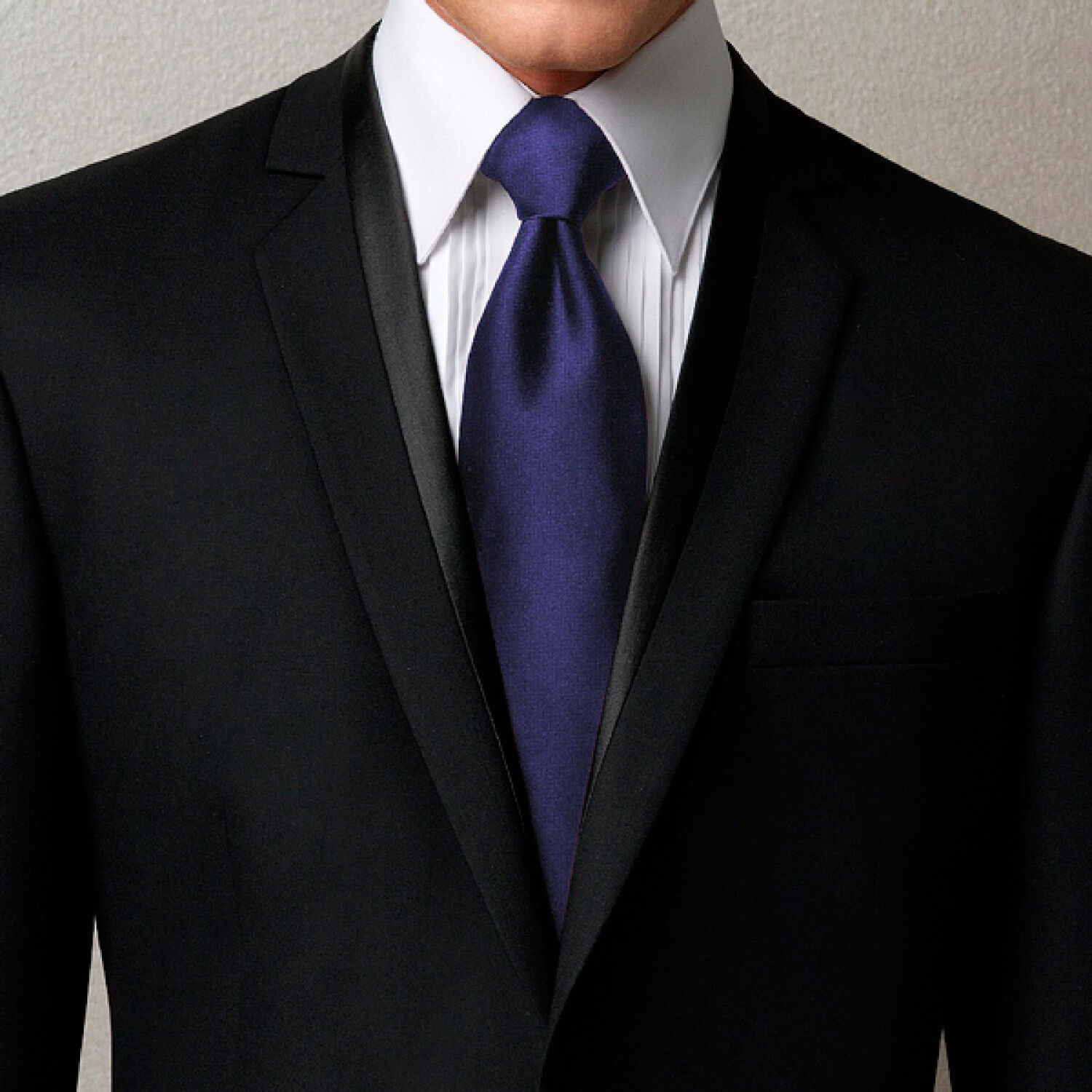 Черный костюм с голубым галстуком