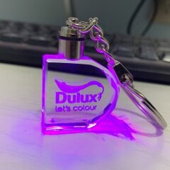 Garantía de crédito Grabado láser 3D personalizado Logotipo en forma de D Luz LED Llavero de cristal de cristal para regalo de recuerdo