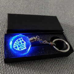 Garantía de crédito Grabado láser 3D personalizado Logotipo del equipo de fútbol Luz LED Llavero de cristal de cristal para regalo de recuerdo