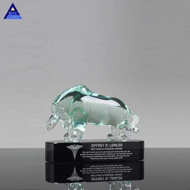 Luxurious Art Glass Crystal Bull Model Awards For Best Boss Trophy